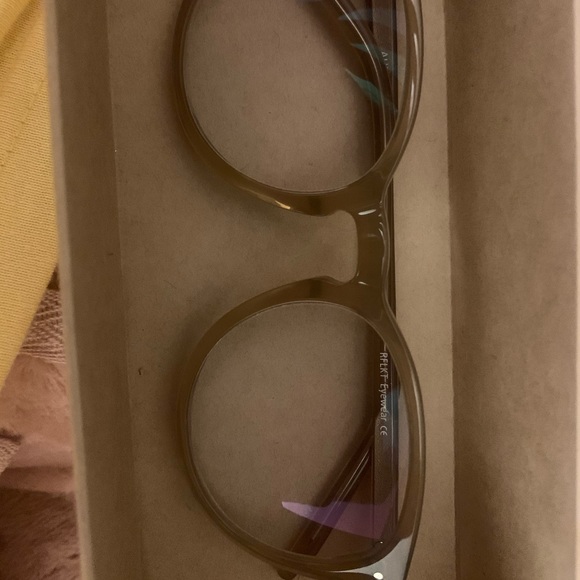 Eyebuydirect Aura +3.50 transition lens - Picture 5 of 6